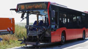 Die Front des Linienbusses wurde stark beschädigt. Der Fahrer konnte nur noch tot geborgen werden.