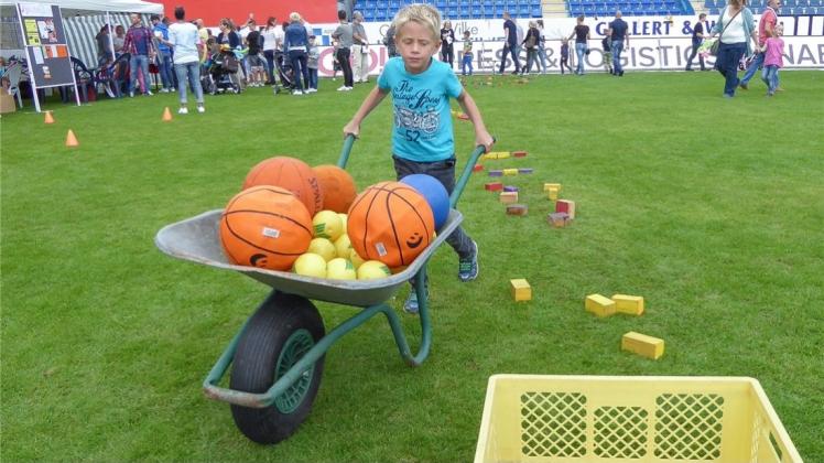 Schwungvoll kurvt Ben mir der Ball-Schubkarre durch den Parcours. 