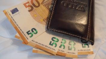 Geldscheine und eine Geldbörse *** Banknotes and a wallet Copyright: xLobeca/RalfxHomburgx