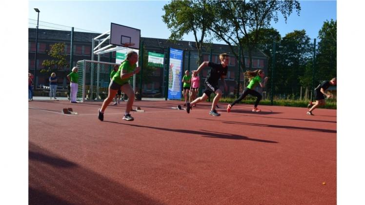 Schaukeln, Balancieren, Klettern, Bälle werfen und Tore schießen: Bei der Einweihungsfeier des neuen Schulhofs der Michaelschule in Papenburg wurden die neuen Spielgeräte und Sportplätze von den Schülern direkt ausprobiert. 