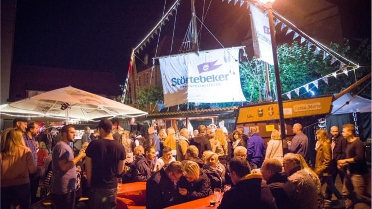 Bierfest / Bierbörse rund ums Rathaus. 