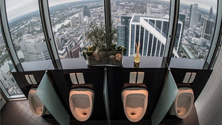 Hessen: Einen Panoramablick über die Banken-Skyline können Besucher des Herren-WC&apos;s im 49. Stock der Commerzbank-Zentrale in Frankfurt am Main genießen.