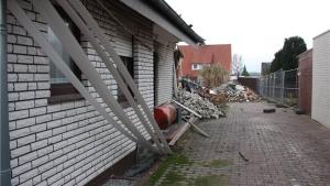 Wenn man in die Hofeinfahrt der Beckers biegt, kann man nur erahnen, welche Ruine auf einen zukommt. 