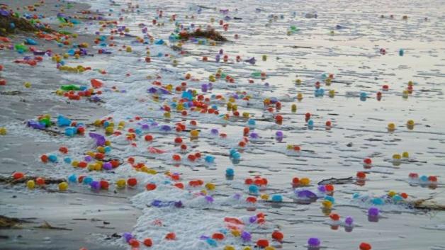 Nach dem Sturmtief „Axel“ sind am Strand auf Langeoog zehntausende Überraschungseier angespült worden. Der Bürgermeister fürchtet die Umweltbelastung. 