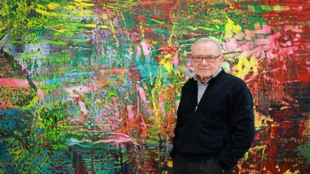 Weltstar der Malerei: Der Künstler Gerhard Richter steht 2016 in Köln (Nordrhein-Westfalen) in seinem Atelier vor einem Bild.