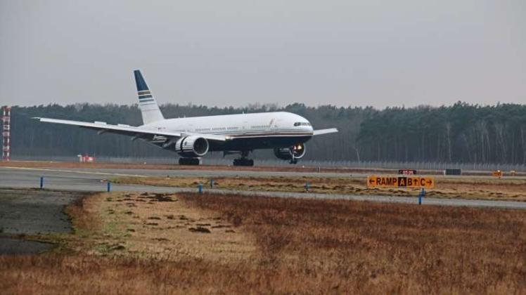 Hier setzt die Boeing 777, mit der Benfica Lissabon nach Deutschland geflogen wurde, am FMO auf. 