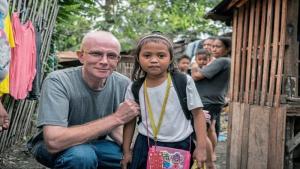 Vor allem Kindern hilft Pater Heinz Kulüke - hier ein Kind kurz vor dem Besuch einer Schule.