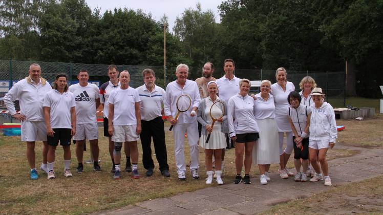 Zur Feier des Tages wurde Tennis in weißen Outfits gespielt.