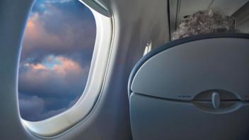 Flugzeug Fensterplatz *** Aircraft window seat Copyright: imageBROKER/GeorgexRobinson iblgeo06721684.jpg