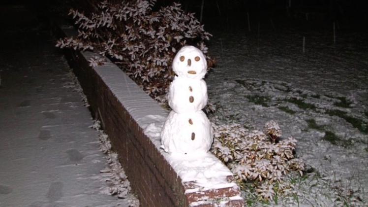 Kaum ist der erste Schnee da: In Hagen waren fleißige Hände am Werk und bauten diesen Schneemann. 
