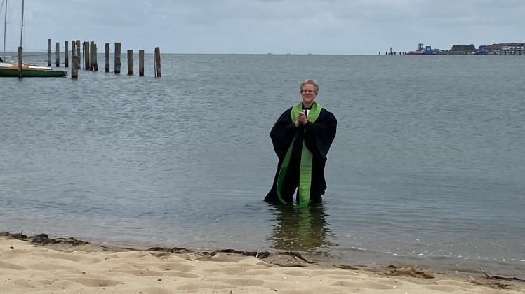 Pastorin Brandt in der Nordsee wo sie die Konfirmanden taufte. 