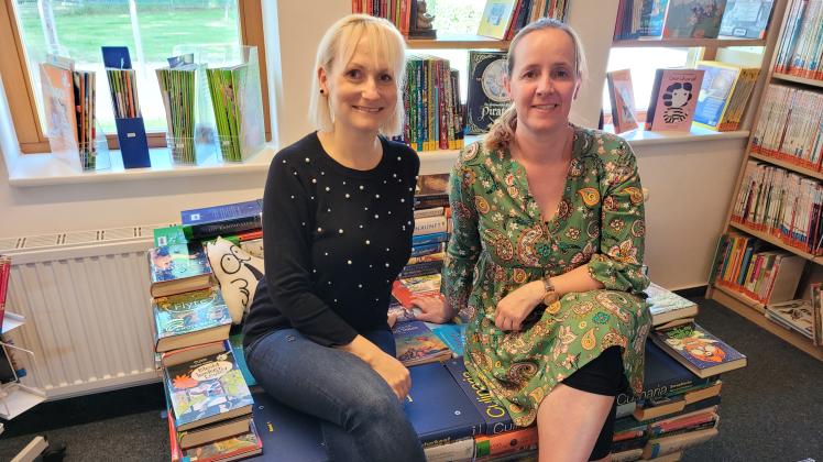 Karoline Mätzel und Dana Krause auf dem selbstgebauten Bücherthron.