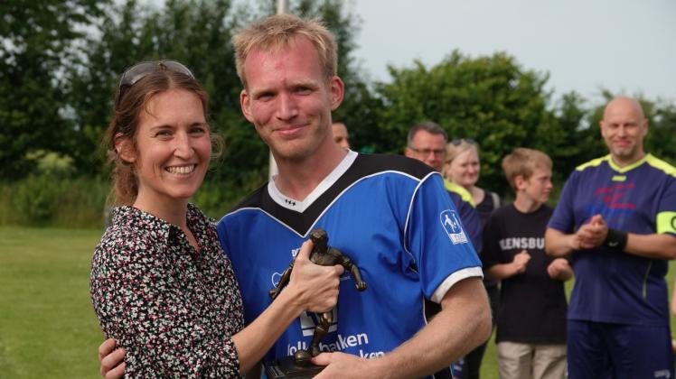  Im Namen der Familie Retza übergibt Finja ihrem Bruder Lasse Retza, der Mitglied der Nord-Ostsee-Auswahl ist, den Pokal  des Jürgen-Retza-Turniers für die Siegermannschaft.  