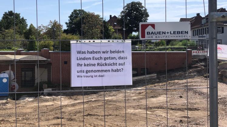 „Was haben wir beiden Linden Euch getan?“, heißt es auf einem Zettel am Bauzaun an der Münsterstraße in Bad Iburg. Das Bild stammt von einer Leserin.