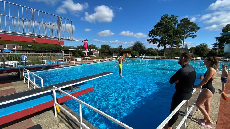 Der Intensivschwimmkurs hat sich gelohnt: Nach zwei Wochen Training springen die Kinder unter den Augen von Schwimmllehrer Thomas Wesselmann und Sportlehrerin Madlena Farthmann wie selbstverständlich vom Ein- und sogar Drei-Meter-Brett.