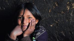 Den Menschen begegnen: Aymara-Mädchen in Bolivien. 