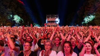 Schlossgarten Open Air der Freitag: Clueso profitiert jetzt von der mega Stimmung die Bosse hinterlassen hat.