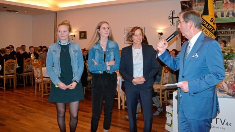 Der Vorstand des SV Sparta hat am Samstag auf dem Spartaball in Werlte die ehemalige Spitzenathletin und heutige Übungsleiterin Annette Jüngerink, die U-18-Leichtathletinnen Maria Brinkmann und Ute Borgmann sowie die Ü-60-Tennisherrenmannschaft ausgezeichnet. 
