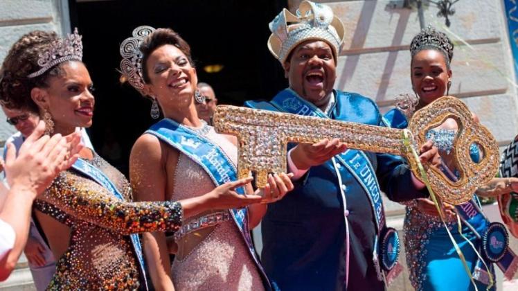 King Momo (das Symbol des Karnevalsl) Milton Junior zeigt den Schlüssel zur Stadt während der Eröffnung der Karneval in Rio. 
