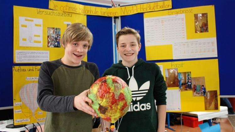 Die Zwillinge Erik (links) und Lars Winkler vom Gymnasium &quot;In der Wüste&quot; haben die optimale Hülle für einen Modell-Heißluftballon entwickelt. Belohnt werden die Brüder mit dem ersten Platz in der Kategorie Arbeitswelt. 
