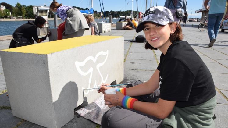 Ylvi (12) ist eine von 19 Schülern der Klasse 6d der Gudewerdtschule Eckernförde, die die Betonklötze am Hafen frei nach ihrer Fantasie bemalen. Einzige Bedingung: Das Motiv muss maritim sein.