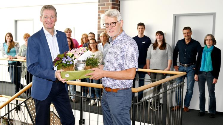 Bürgermeister Ralf Wessel (l.) verabschiedet Björn Vosgerau im Kreis von Kolleginnen und Kollegen im Rathaus.