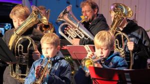 Brachten Weihnachtsstimmung auf die Bühne: Die Musikschule intonierte Weihnachtslieder.