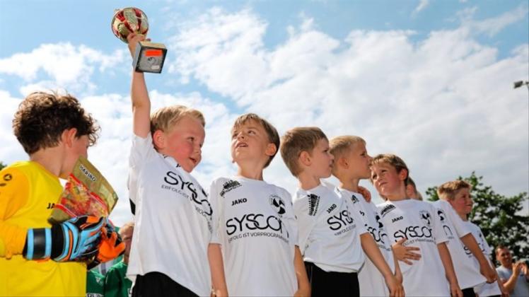 Den Pokal zum Himmel: In der U8 bejubelten die Kicker aus Gaste-Hasbergen den ersten Platz. 