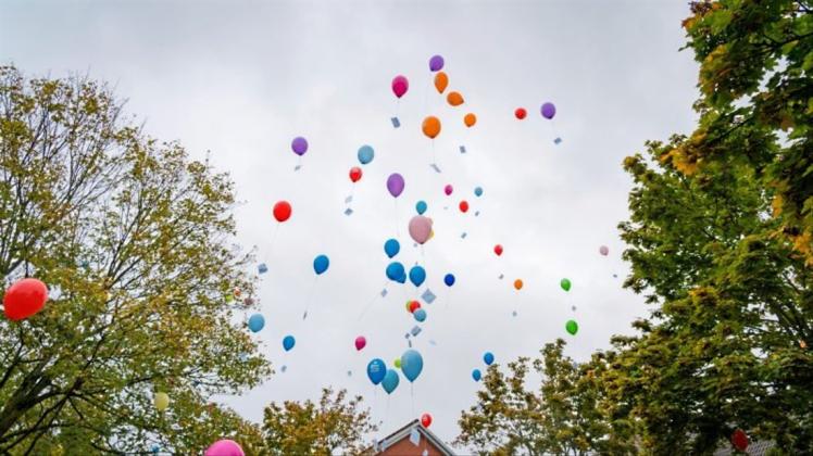 Kirmes Eröffnung in Hagen. Luftballon Wettbewerb zum Start der Kirmes. 
