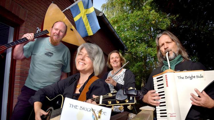 Die Eckernförder Folk-Band „The Bright Side“ spielt am Freitag, 2. September, um 19 Uhr auf dem Kirchplatz. 