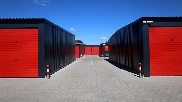 Zu den markanten Garagen mit den roten Toren im Hasepark in Osnabrück kommen im Januar 2023 noch 84 weitere dazu.