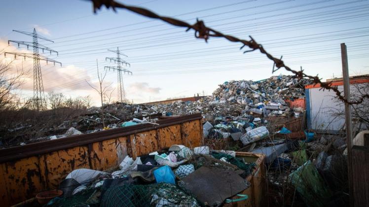 Müll und anderer Unrat liegen auf einem Gelände im Norderstedter Gewerbegebiet Friedrichsgabe. Über die Jahre sind 15.000 Kubikmeter Abfall und Schutt zusammengekommen.