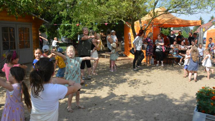Mit einem gemeinsamen Tanz startete das Kinderfest in der Kita „Laascher Strolche“ in Groß Laasch.
