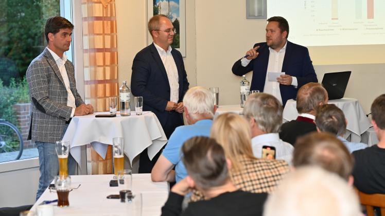 Beim Energiegespräch der CDU in Itzehoe sprachen (v. l.) Mark Helfrich und Jens Meier. Marko Förster übernahm die Moderation.