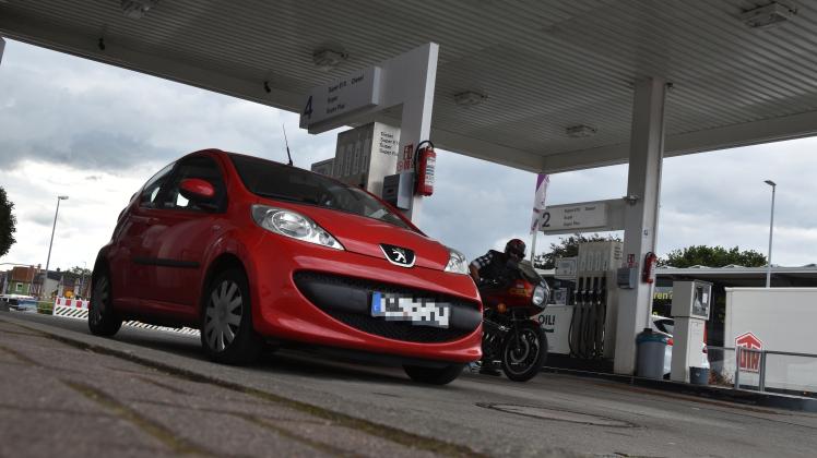 Die Oil-Tankstelle in der Bredstedter Straße in Husum am Donnerstagvormittag – ein Auto und ein Motorrad sollen in wenigen Augenblicken betankt werden.
