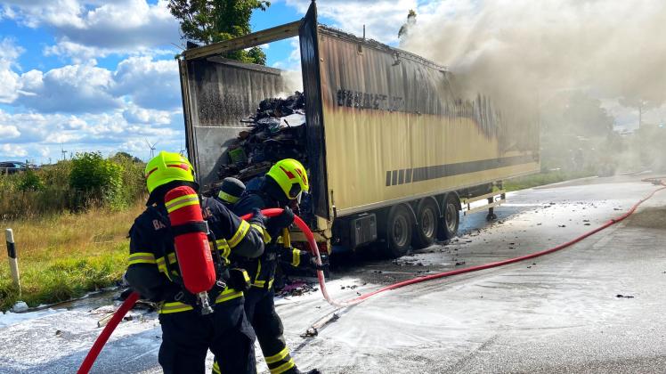 Der Lkw hatte zehn Tonnen Sperrmüll geladen, als er bei Bad Oldesloe in Brand geriet.