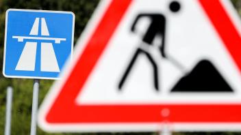 Ein Schild weist auf eine Baustelle hin
