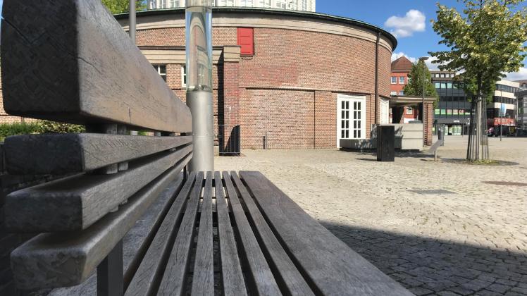 Bank am Delmenhorster Rathausplatz: Eine festgelegte Mindest-Sitzhöhe für alle?