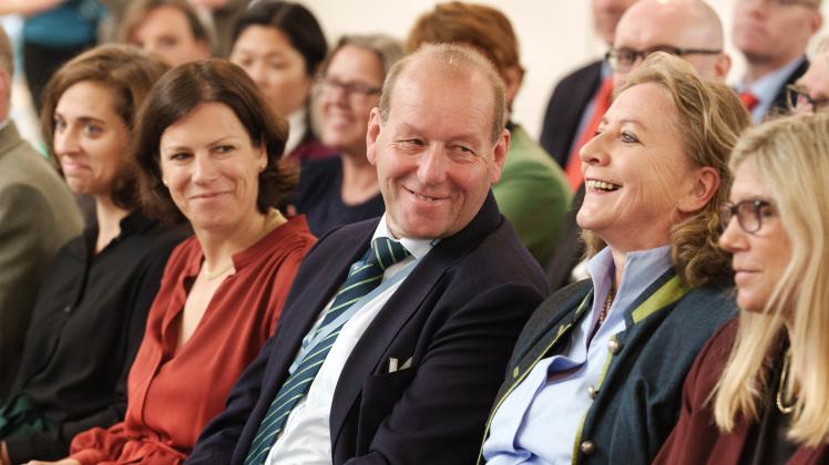 Landesbauernpräsident Klaus-Peter Lucht mit Landtagspräsidentin Kristina Herbst (zweite von links) und Landwirtschafts-Staatssekretärin Anne Benett-Sturies (zweite von rechts) während der Eröffnung der Norla.