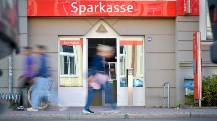 Die Sparkasse schließet weitere Filialen in MV, darunter eine Geschäftsstelle am Platz der Freiheit in Schwerin. 01.09.2022  Foto Volker Bohlmann