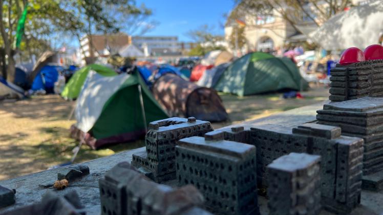 Bunte Zelte vor dem Rathaus auf Sylt: Wann die Bewohner des Punk-Protestcamps gehen müssen, ist unklar. 