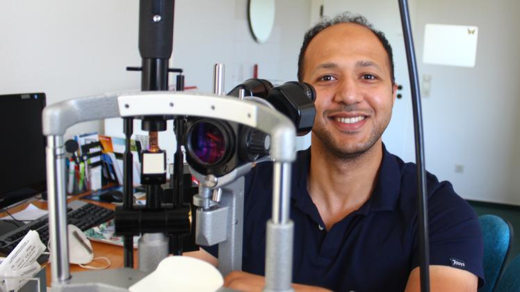 Mohammed Nasr (35) wird bis Jahresende schrittweise die Augenarztpraxis an der Bremer Straße übernehmen.