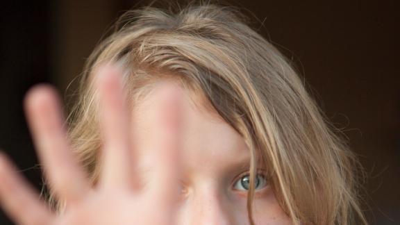 <p>ILLUSTRATION - Eine wichtige Vorbeugungsregel lautet: Kinder müssen nicht nur gegenüber Fremden, sondern auch bekannten Menschen «Nein» sagen dürfen. Foto: Silvia Marks/dpa Themendienst/dpa-tmn</p> «Nein» sagen
