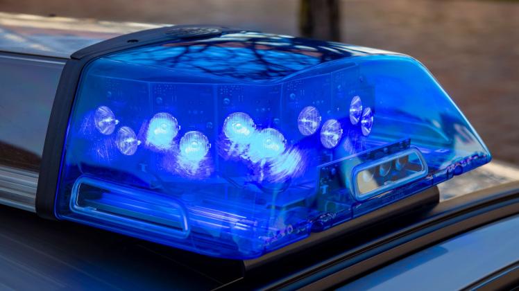 Symbolbild Blaulicht Streifenwagen Polizeiwagen / Dorfen /24.02.2022 *** Symbol picture blue light patrol car police car