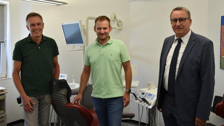 Bürgermeister Andreas Kaiser begrüßt Zahnarzt Andreas Schmidt (Mitte) und wünscht Dr. Christoph Busjan (links) alles Gute für den Ruhestand.