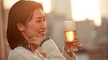 Japanese woman having a drink outside AFLO182082344 PUBLICATIONxNOTxINxJPN , 182082344.jpg, ,model released, Symbolfoto