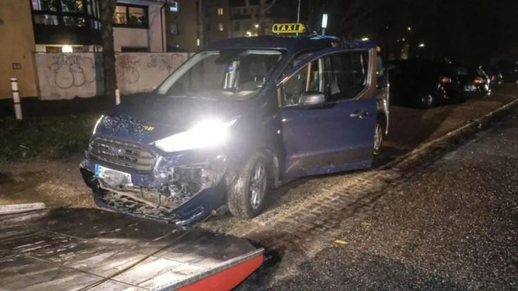 Überfall auf der Exe in Flensburg: Das demolierte Taxi musste nach der Tat abgeschleppt werden.