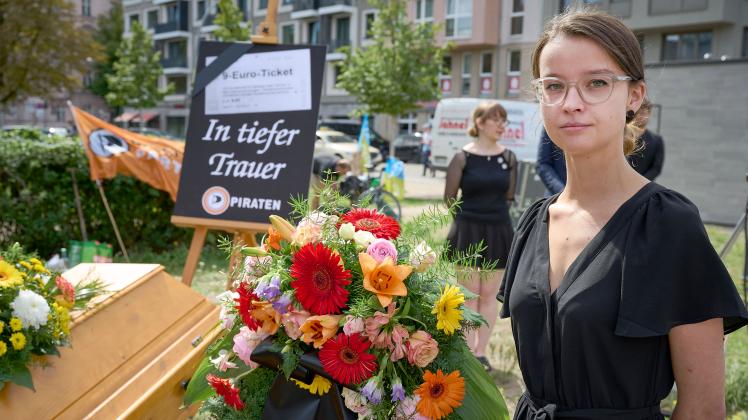 News Bilder des Tages Anne Herpertz, Bundesvorsitzende der Piratenpartei beerdigt 9-Euro-Ticket vor dem Bundesverkehrmin