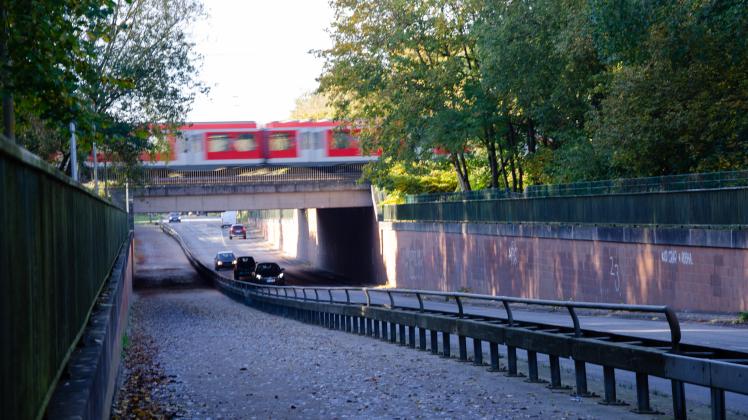 Kein Durchkommen: Für Straßensanierungen ist die S-Bahn-Unterführung Lübzer Straße von Mittwoch, 7. September, bis Freitag, 9. Septemeber, gesperrt.