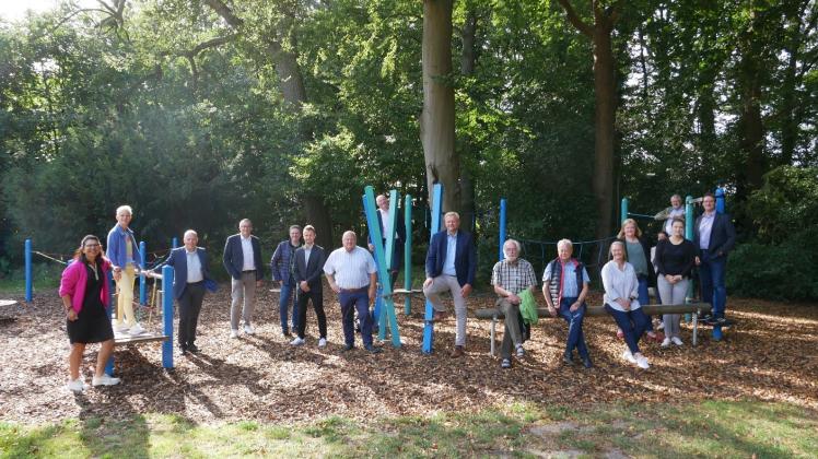 In Augenschein nahmen die Mitglieder der Lokalen Aktionsgruppe (LAG) für das südliche Emsland den fertiggestellten Spielbereich im Bürgerpark Schapen.